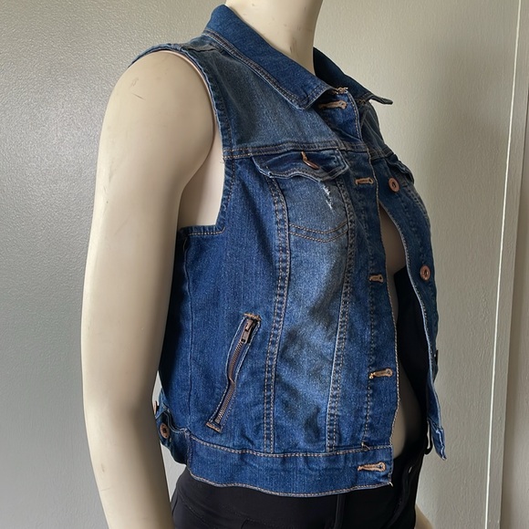 New Look, distressed jean vest. Size L - Picture 4 of 9